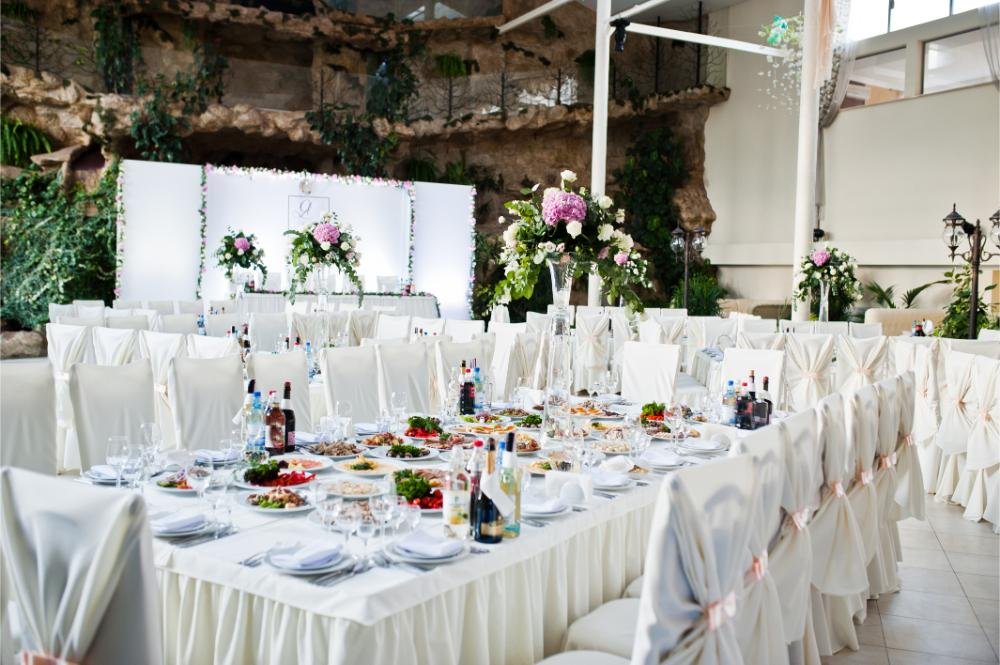 beautiful-wedding-set-decoration-in-the-restaurant-U62N6XX.jpg